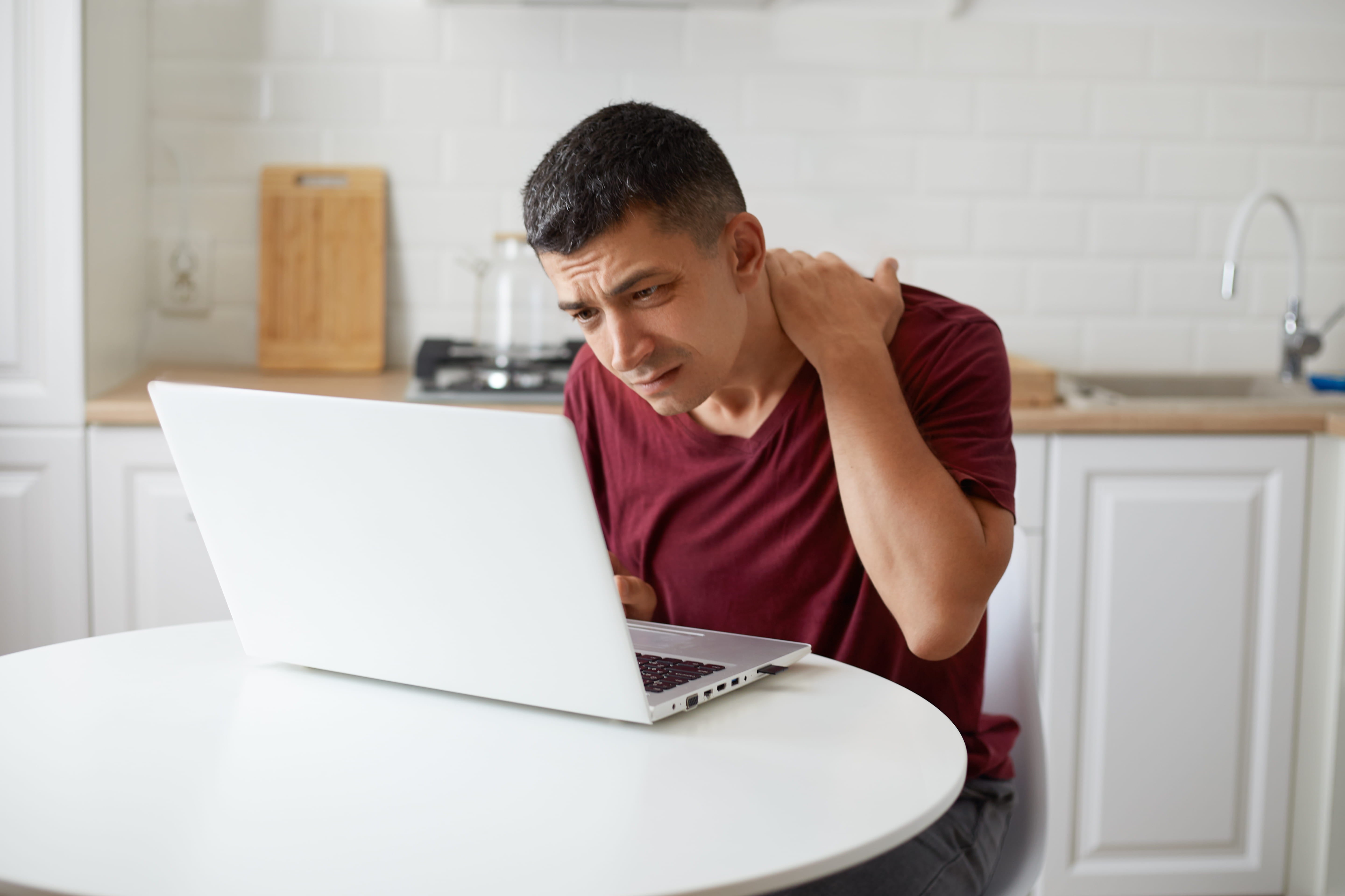 Desk-Day Body Care: A Cooling-Warming Massage Routine